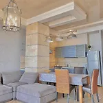аркадийский дворец с террасой в сердце аркадии Apartamento