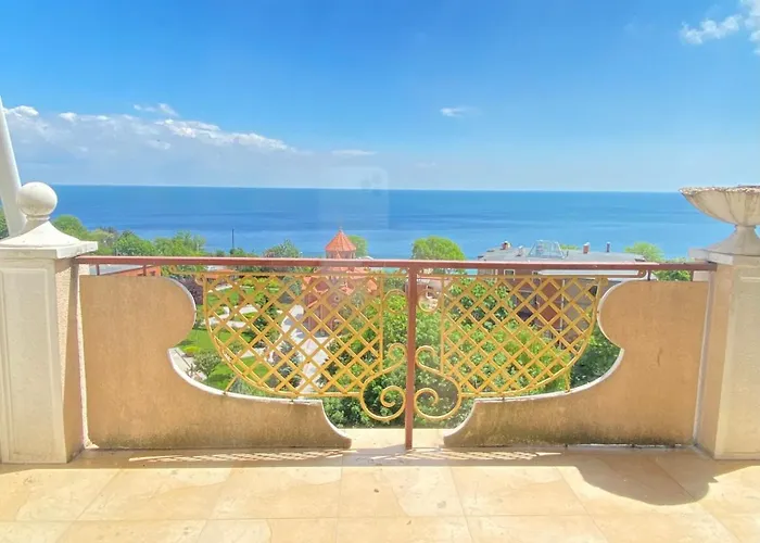 аркадийский дворец с террасой в сердце аркадии