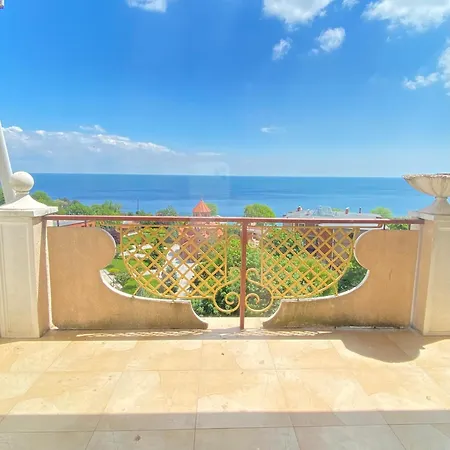 аркадийский дворец с террасой в сердце аркадии